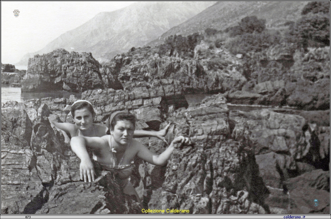 Fra gli scogli di Ilicini Teresa Maimone e Lilina Spatuzzi.jpg