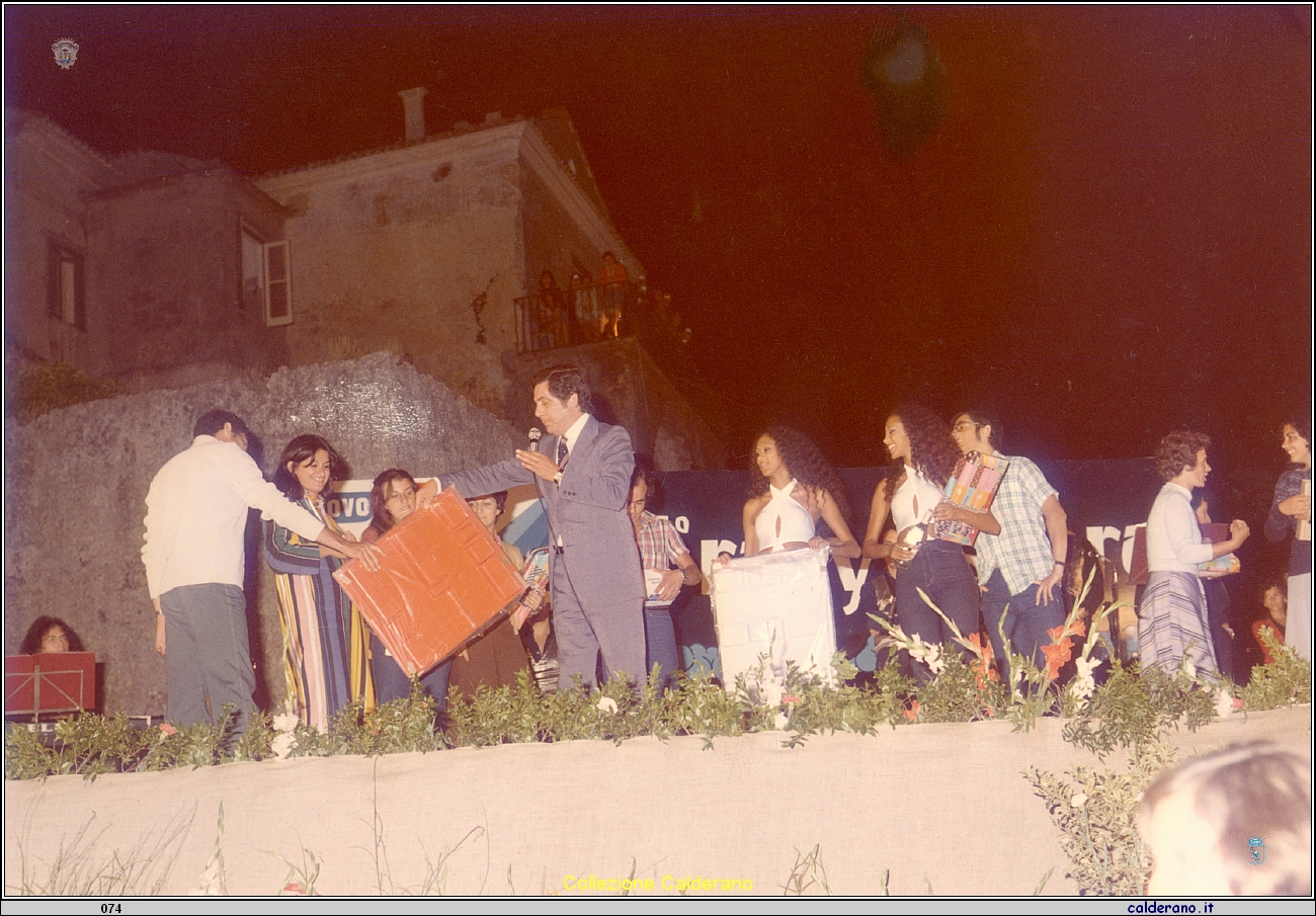 Il presentatore Corrado al Parco Tarantini 1985.jpeg