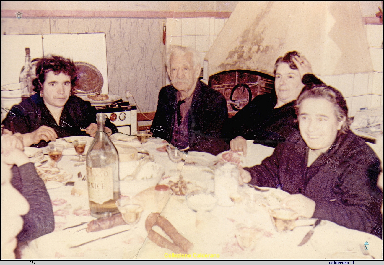 Papa' Biasino a pranzo con Giuseppina, Nannina e Alfonsina Liberfatore.jpg