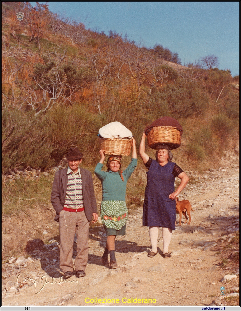 Pasquale Schettino, Maria Longo e Rosinella al mercato con le cesti 1973.jpg