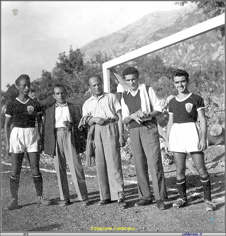 Dirigenti del Calcio di Praia a Mare a Maratea - Estate 1949.jpg