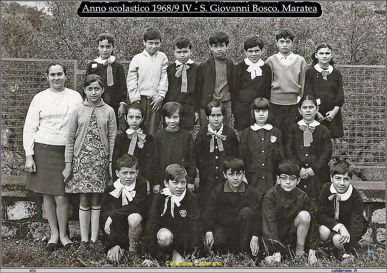 Alunni IV^ anno elementari con Enza Annuzzi 1968-69.JPG