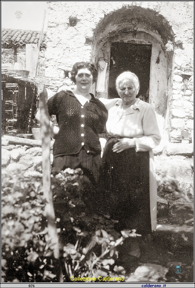 Vincenzina Riccio con la nuora Caterina.jpg