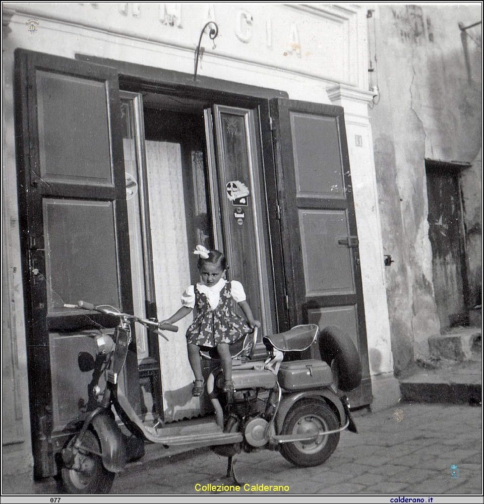 Bambina sulla Lambretta davanti la Farmacia Greco.jpeg