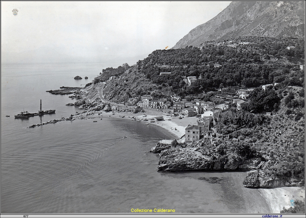 Il molo in costruzione e il pontone.jpeg