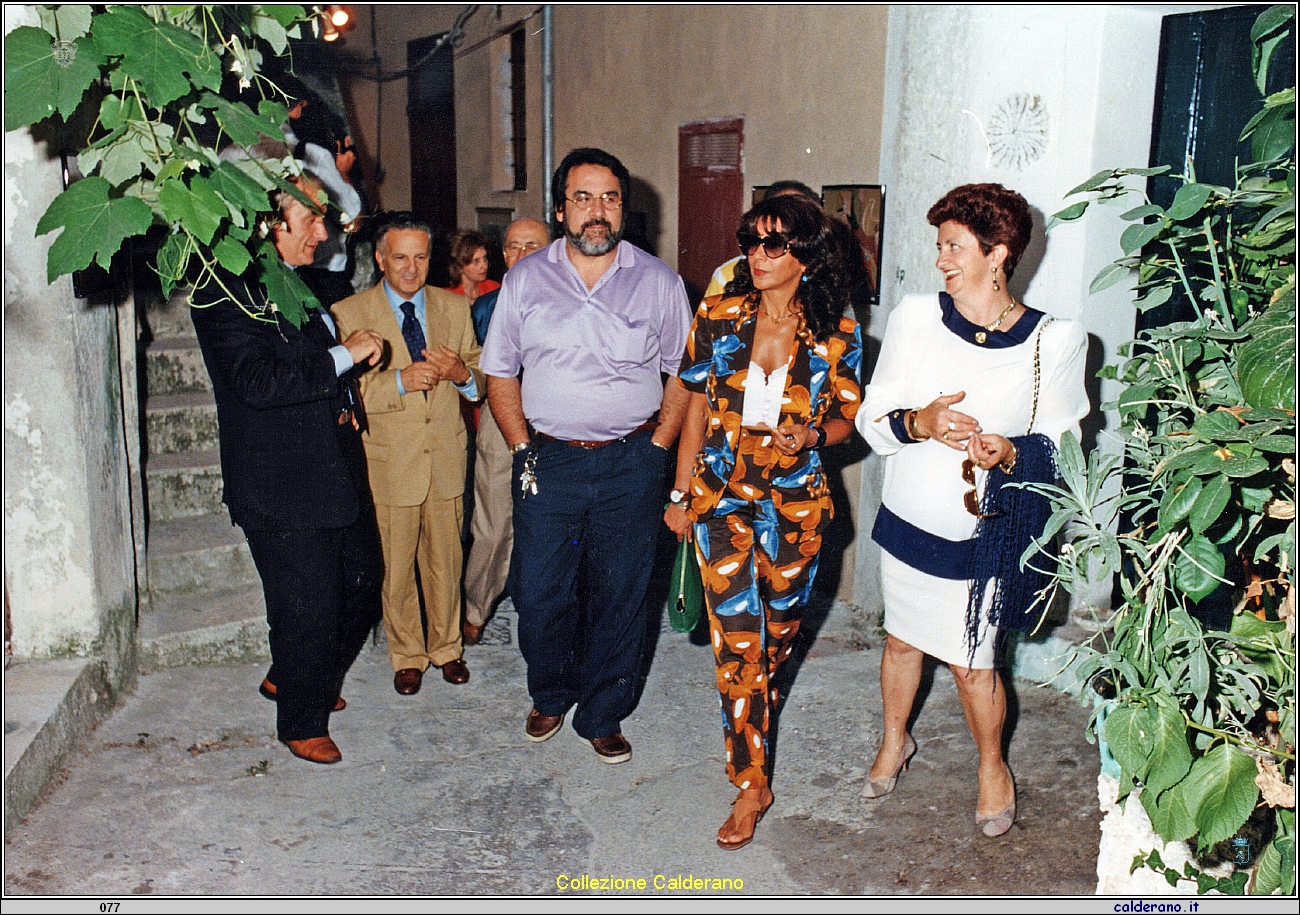 Mostra nei vicoli agosto 1993 6 con Giuseppe Della Morte, Maglione, Luigi Memoli, Tina Iannini e Silvana Mazzeo.jpeg