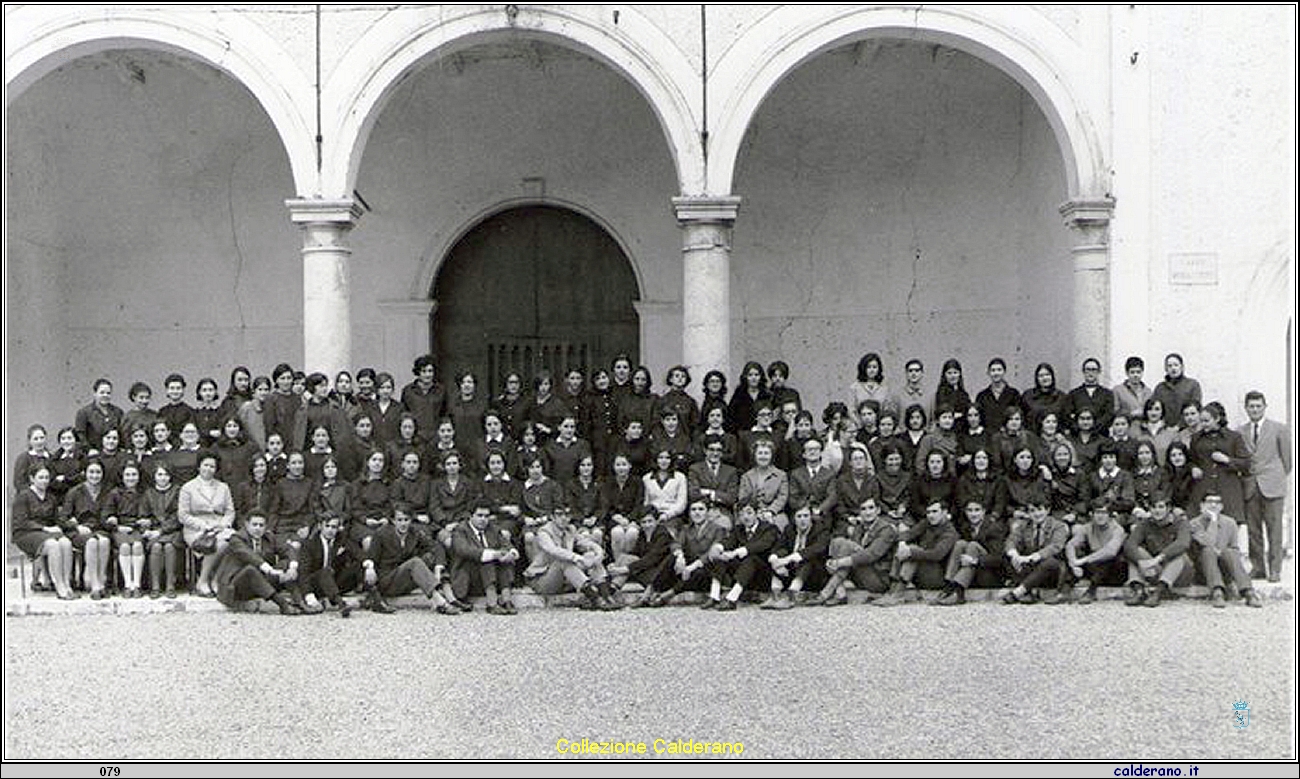 Alunni e insegnanti dell'Istituto Magistrale .jpg