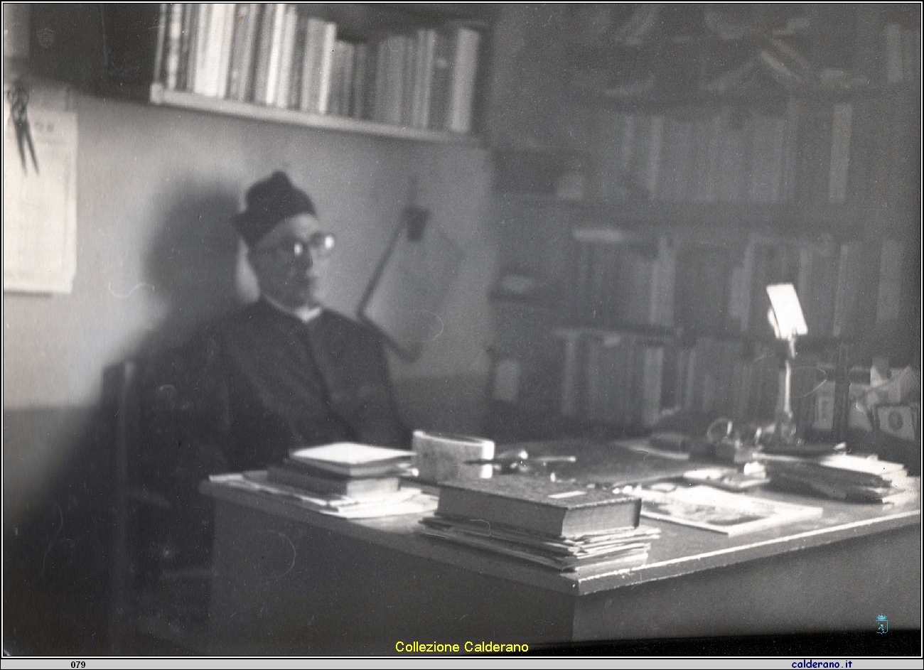 Don Domenico Dammiano nello suo studio.jpeg