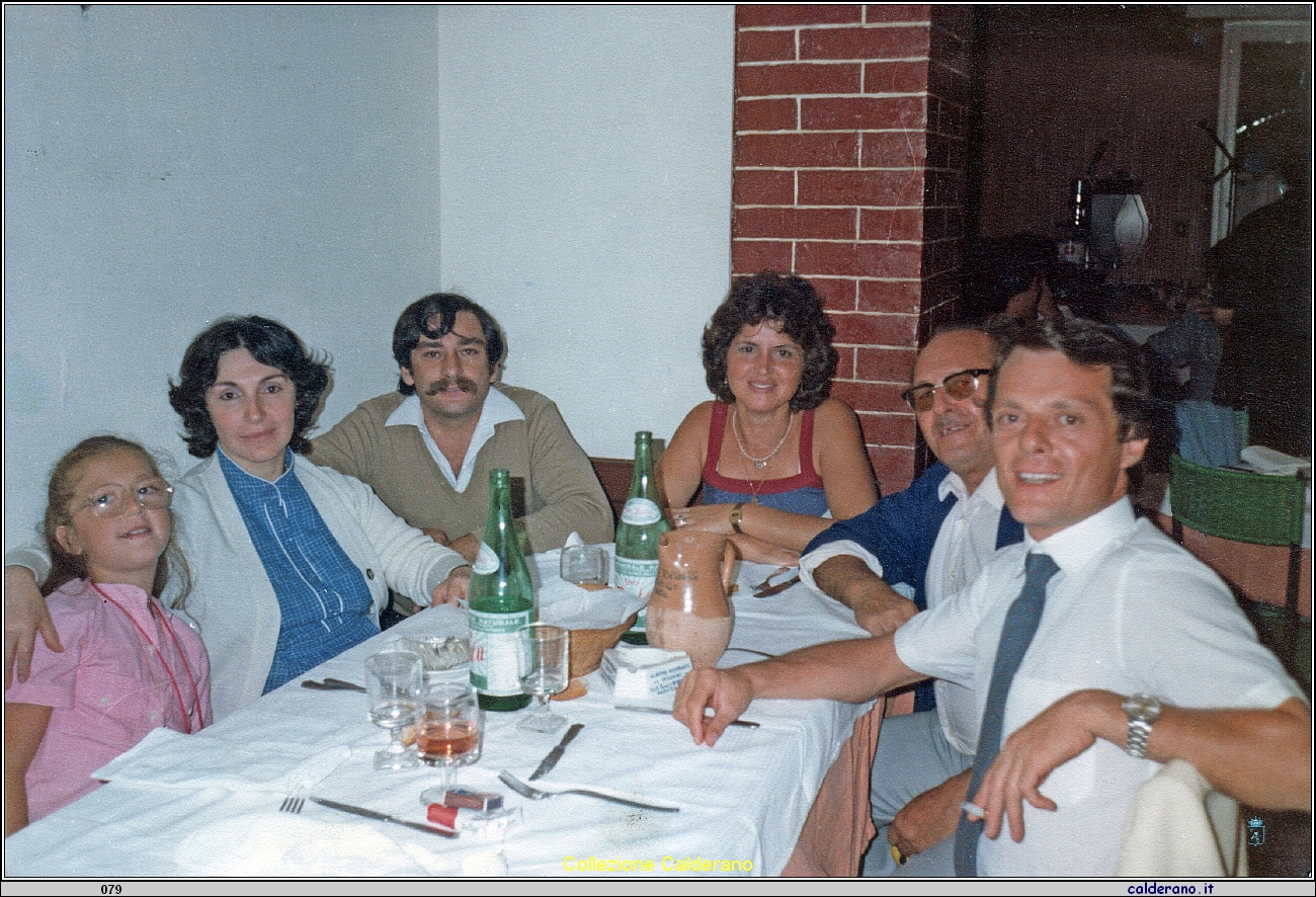 Famiglia Maimone agosto con Filomena Errico  1981.jpeg