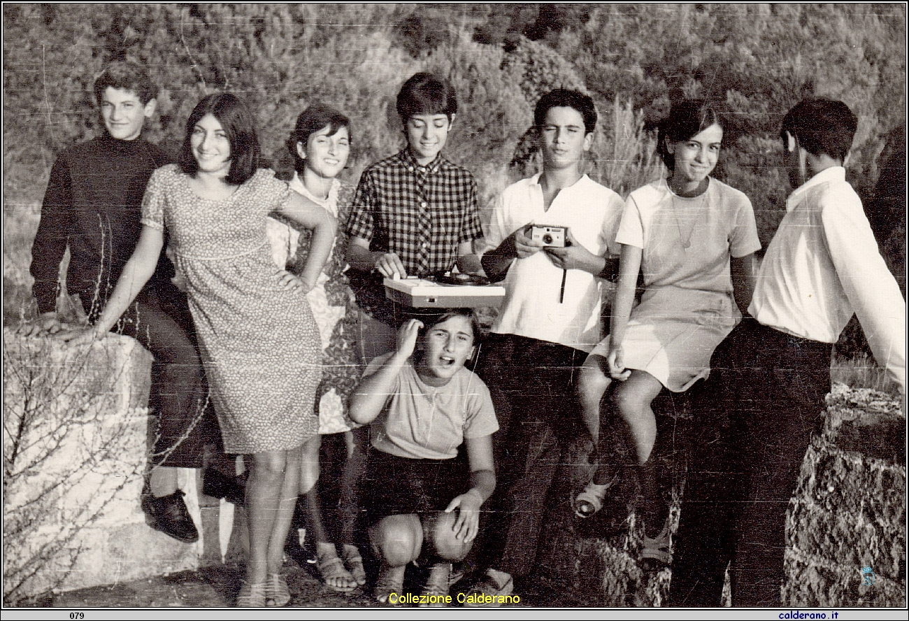 Giovani sulla torre Filocaio con il giradischi a batteria.jpeg