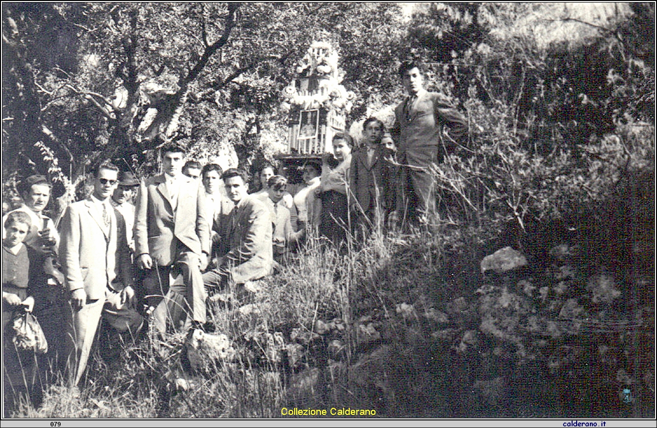 La salita alla Basilica di San Biagio con le cinte.jpg