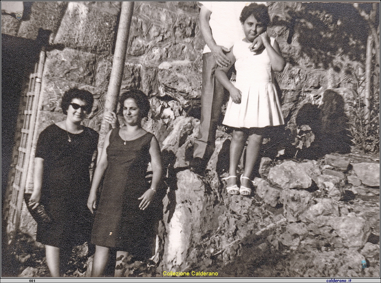 Mafalda Salvato Aviglianoe la sorella Mimma, con Maria Grazia alle grotte di Marina.jpeg