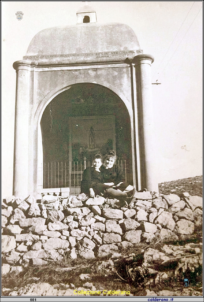 Studentesse del De Pino alla Cappellina di Fatima a Santa Caterina.jpg
