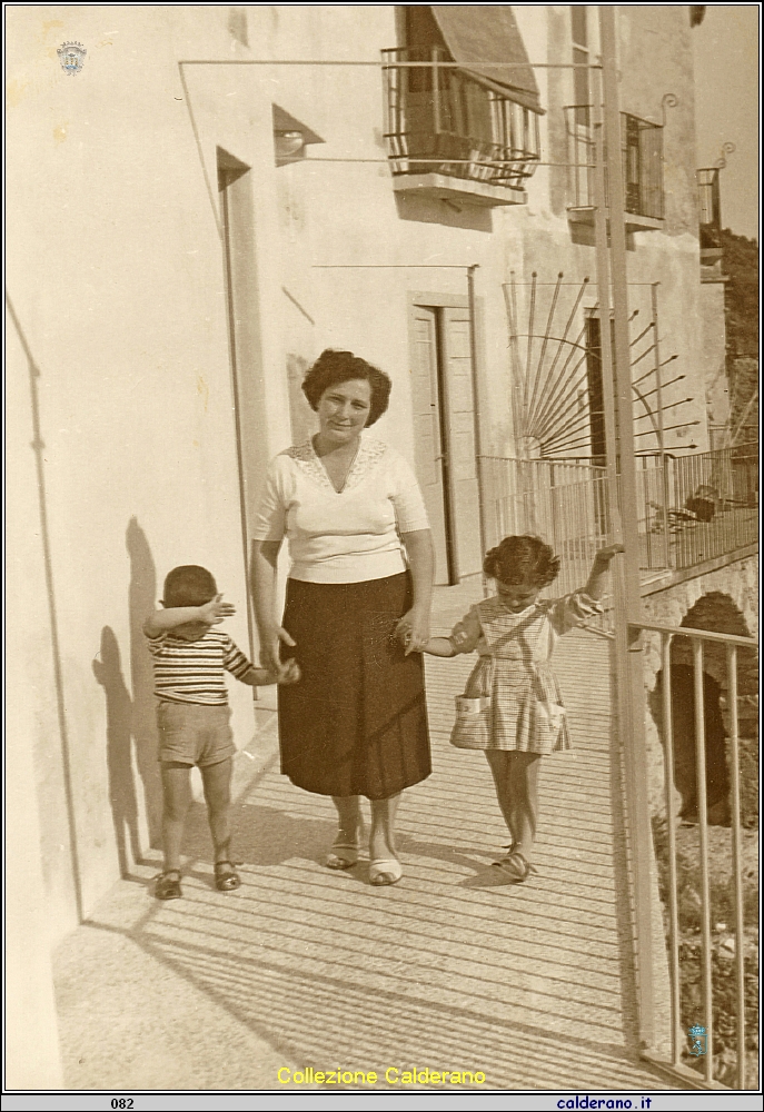 Mafalda Salvato Avigliano con Umbertino e Maria Grazia Avigliano sul terrazzo al Porto.jpeg