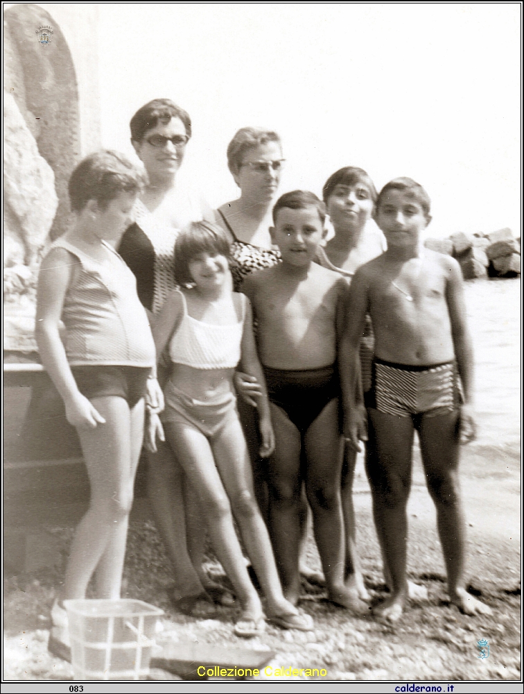 Assuntina Avigliano e Pinita Foglia sulla spiaggia ad Atrani.jpeg