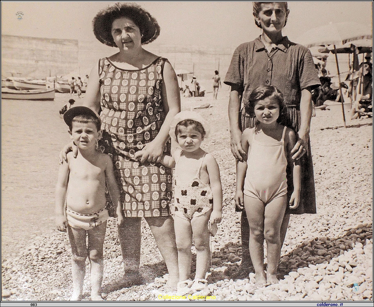 Carlo e Giovanna Crispo e Mariassunta Tarallo con le Mamme.jpg