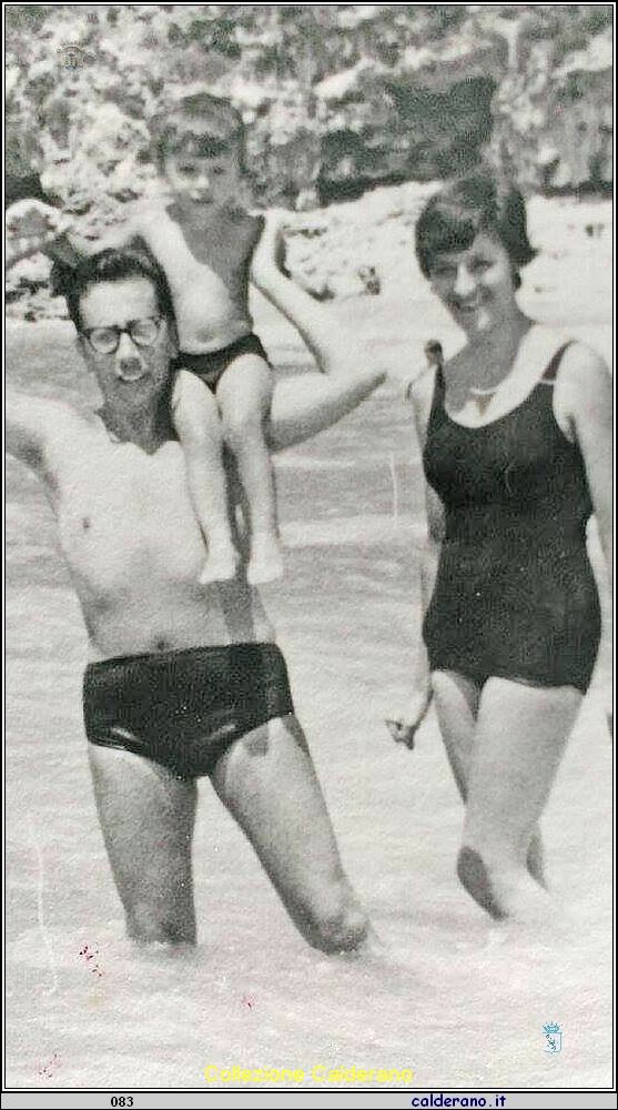 Francesco Sisinni, Maristella Cotilli e il figlio Biagio a Fiumicello.jpg