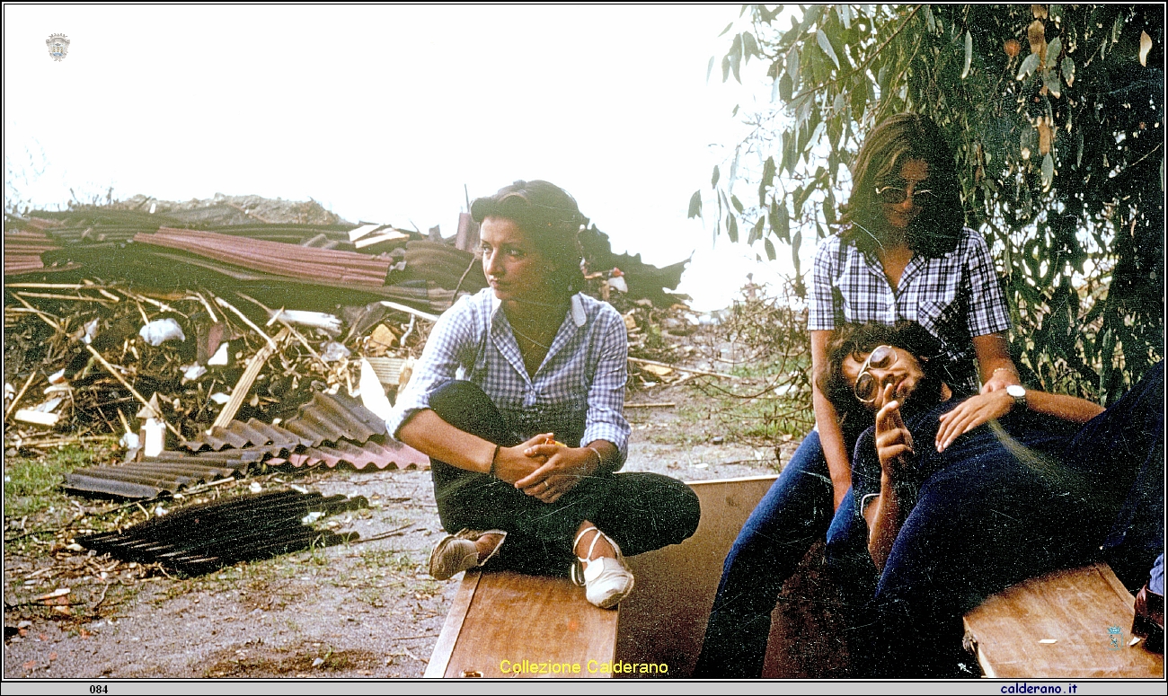 Riposo di Mariassunta Tarallo, Pinita Foglia e Pippo Schettino sulle rovine.jpeg