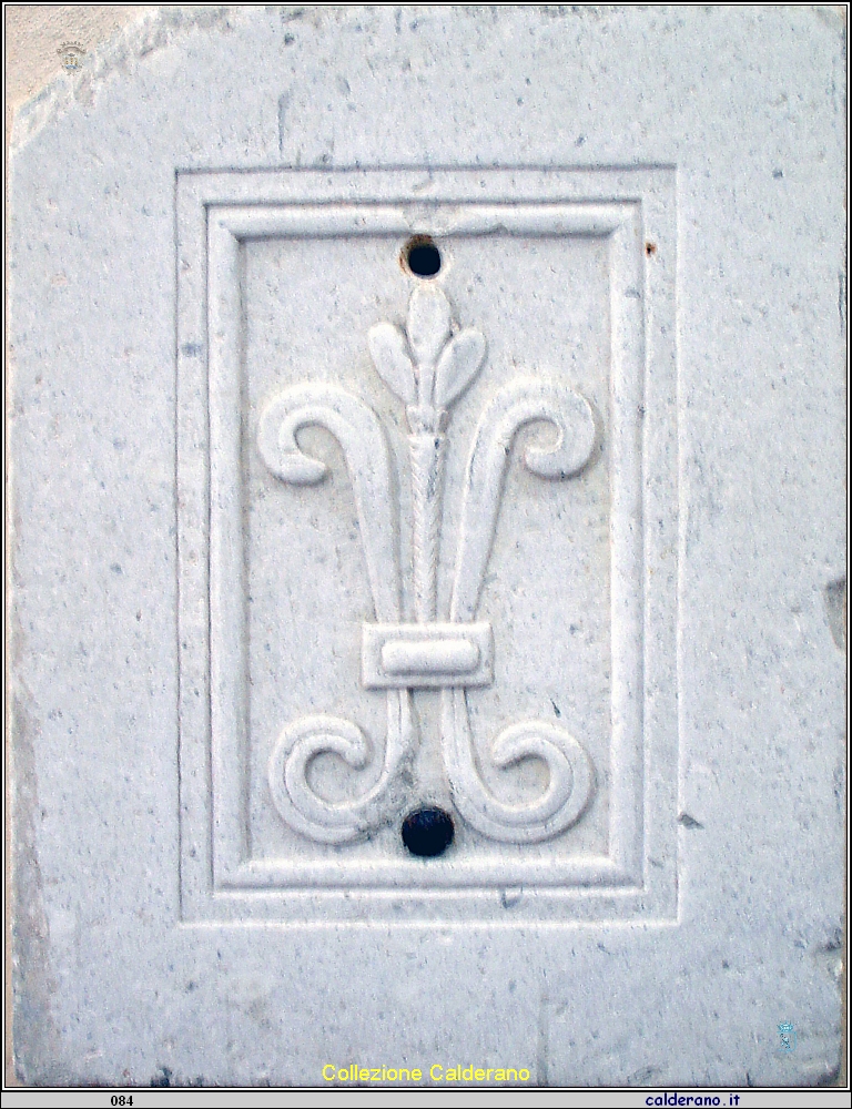 Stemma nobiliare nella Basilica al Castello.JPG