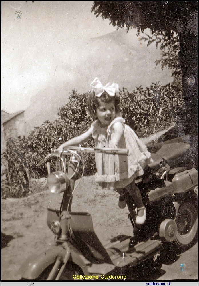Bambina sulla Lambretta.jpeg