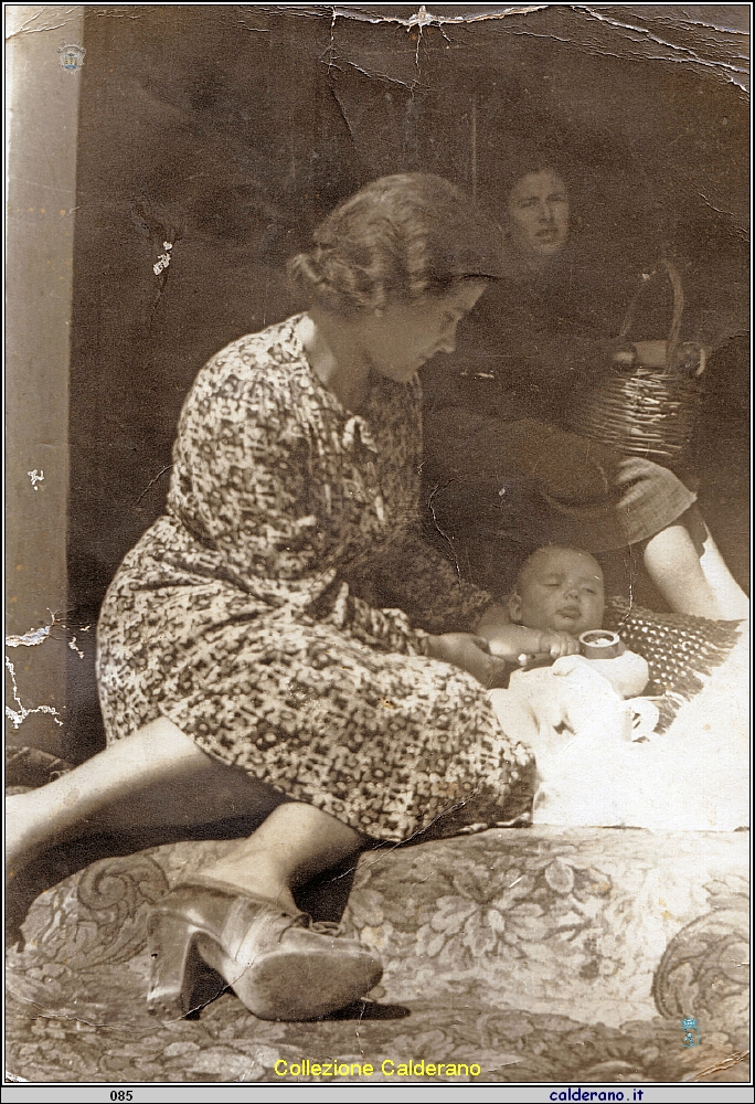 Beatrice Avigliano e il figlio Pinuccio Bosone di tre mesi.jpeg