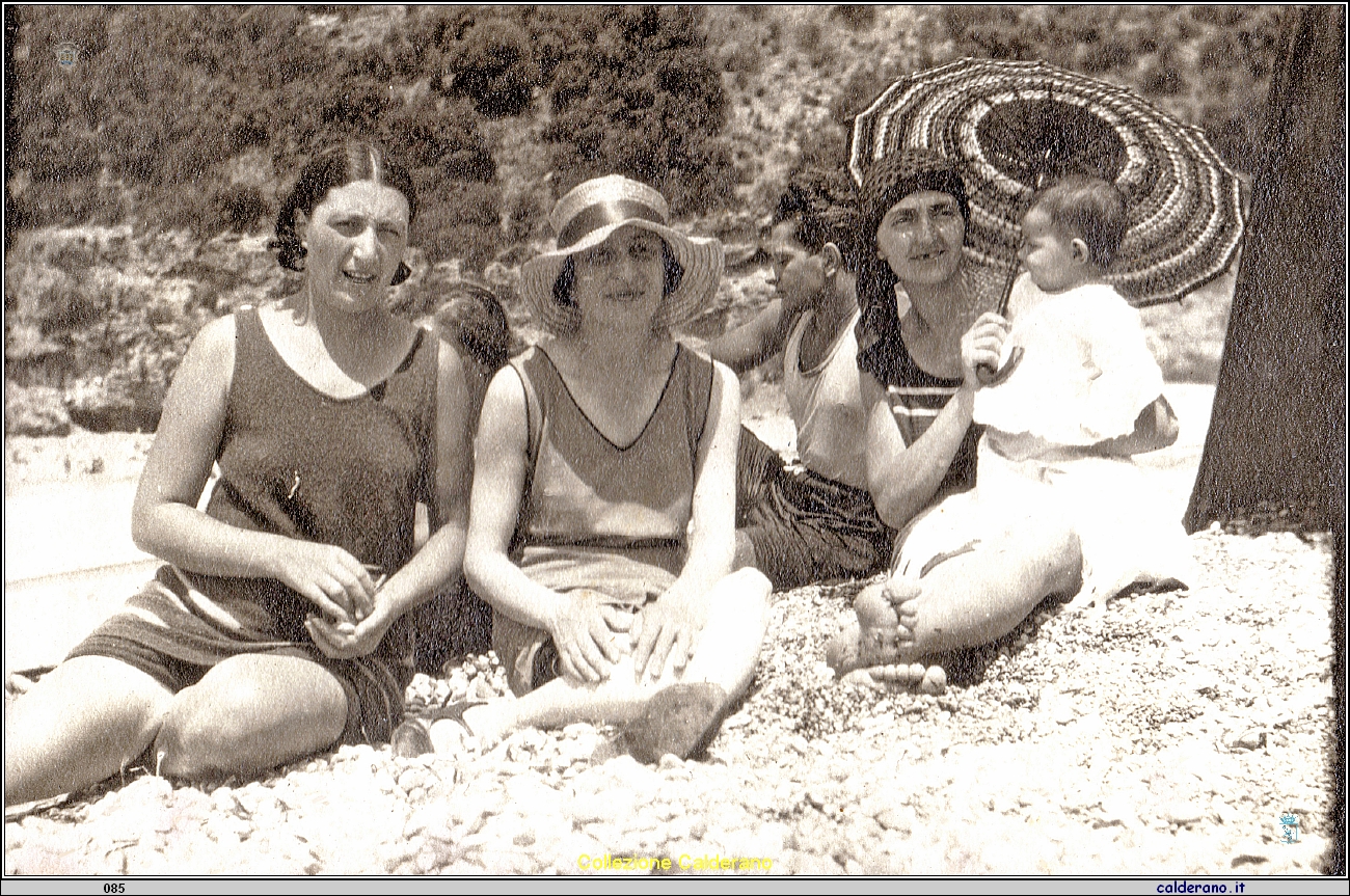 Le Signore D'Orlando sulla spiaggia .jpg