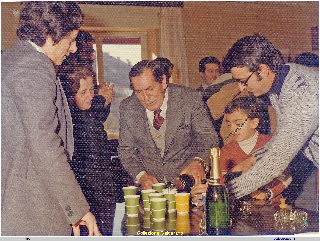 Pensionamento Peppino Calderano con Fernando Sisinni, Maria Lemmo, Gianluca ed Eugenio De Rosa 31-12-1977.jpg