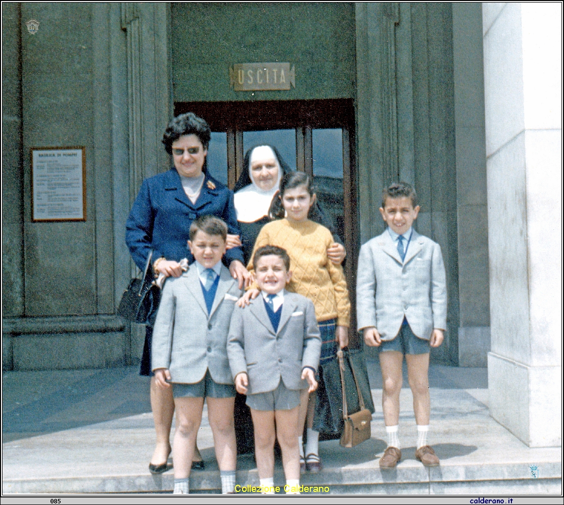 Pippo, Loris e Gianni Schettino con la Mamma e la Zia Suora a Pompei - Settembre 1964.jpeg