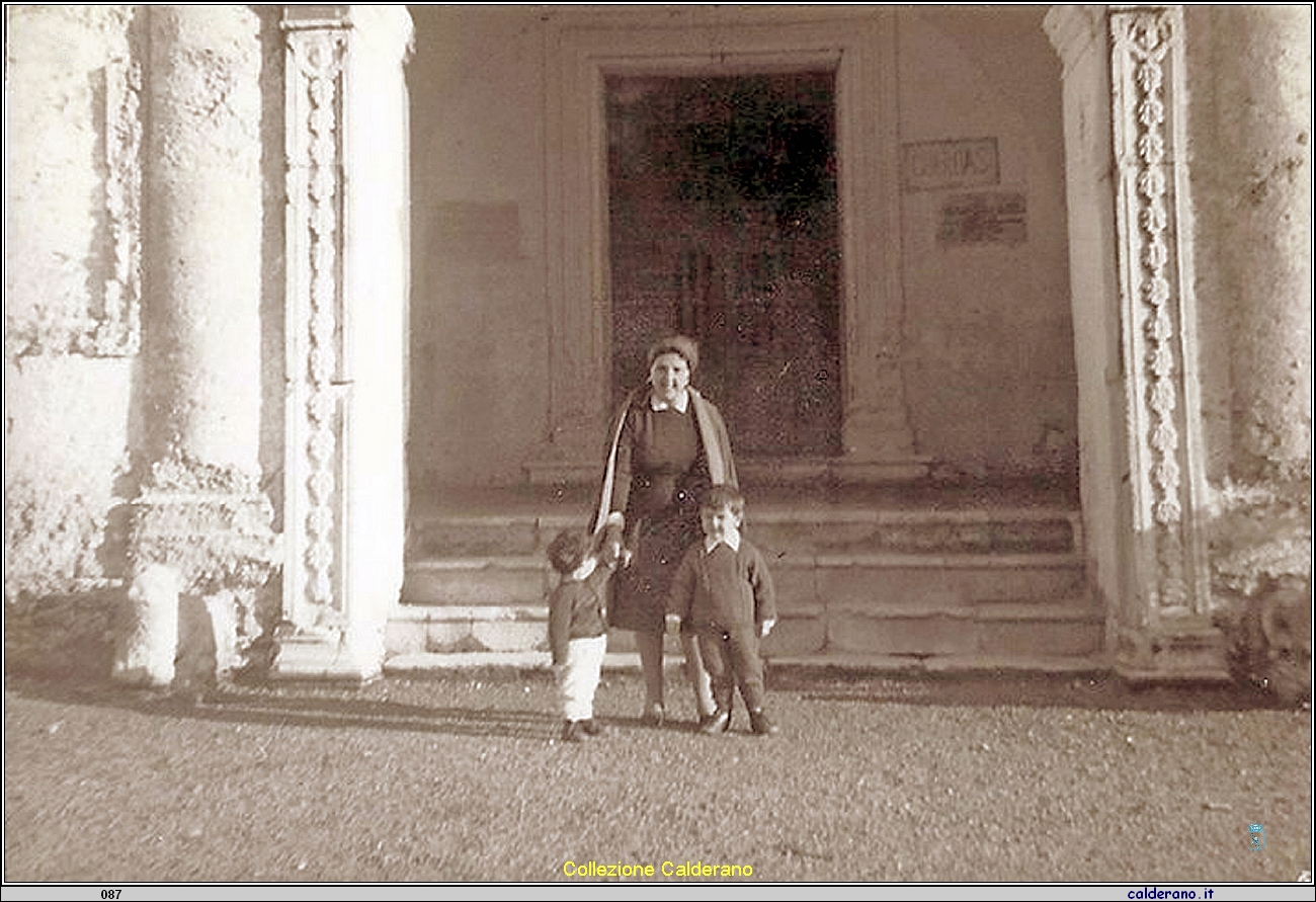 Giovanna, Alfredo Crispo e la Mamma nell'atrio della Chiesa di San Francesco - Novembre 1963.jpg