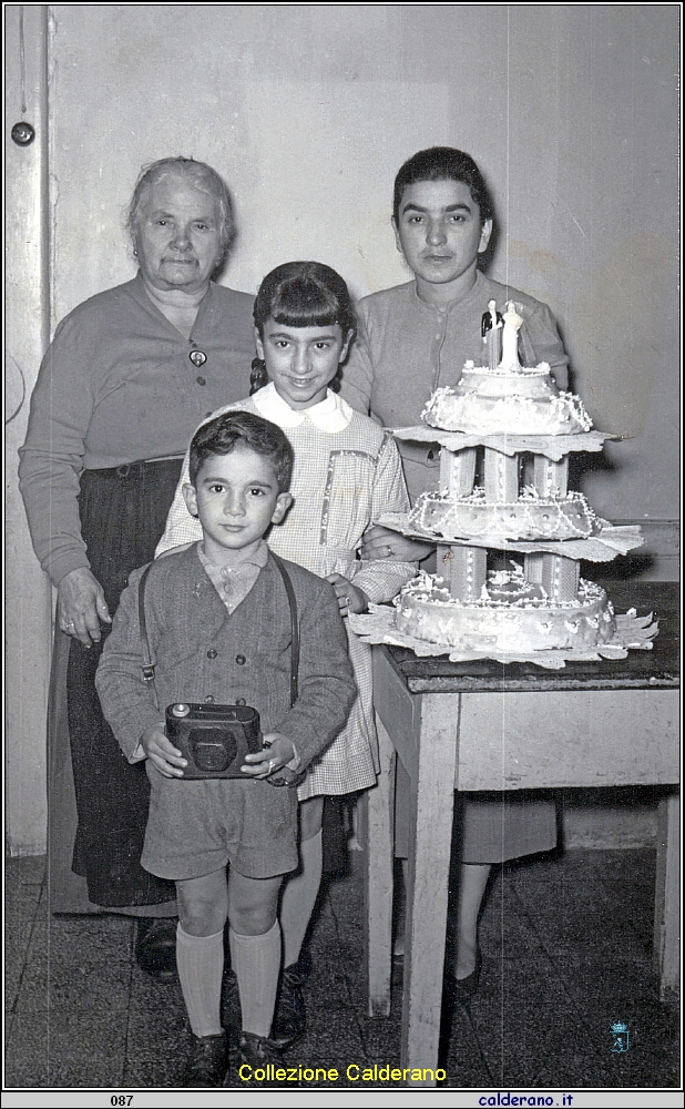 Mariucia Iannini e Carmela, Gina e Pasqualino Avigliano.jpeg