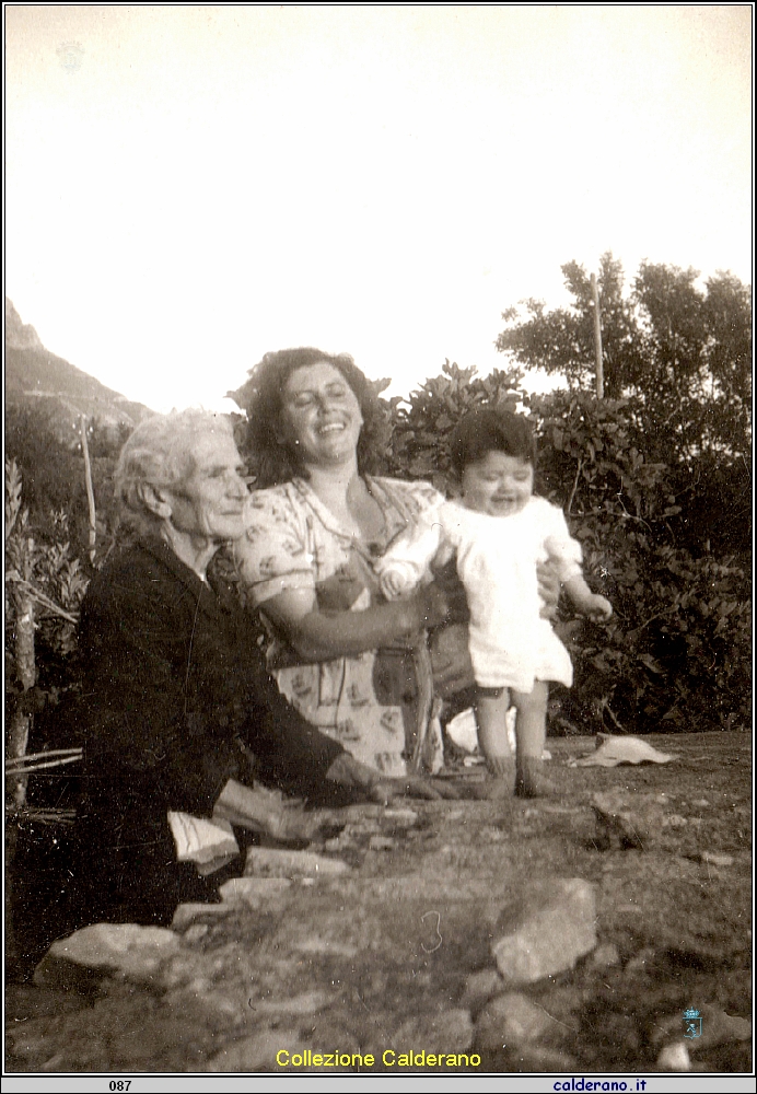 Nonna, Mamma e Nipotina con Petronilla Calderano .jpeg
