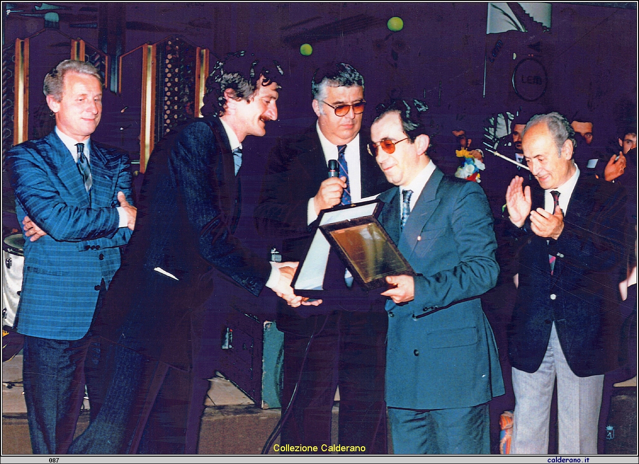 Vincenzo Crusco consegna una targa di riconoscimento ad Aldo Trotta da parte dell'Amministrazione Comunale.jpeg