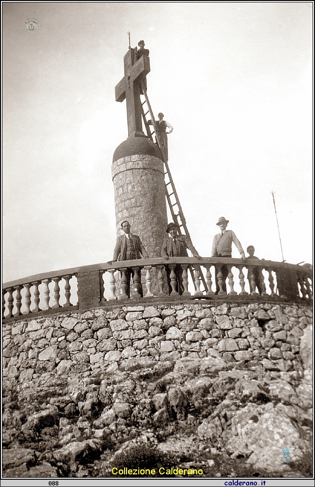 La Croce monumentale al Castello in costruzione.jpeg