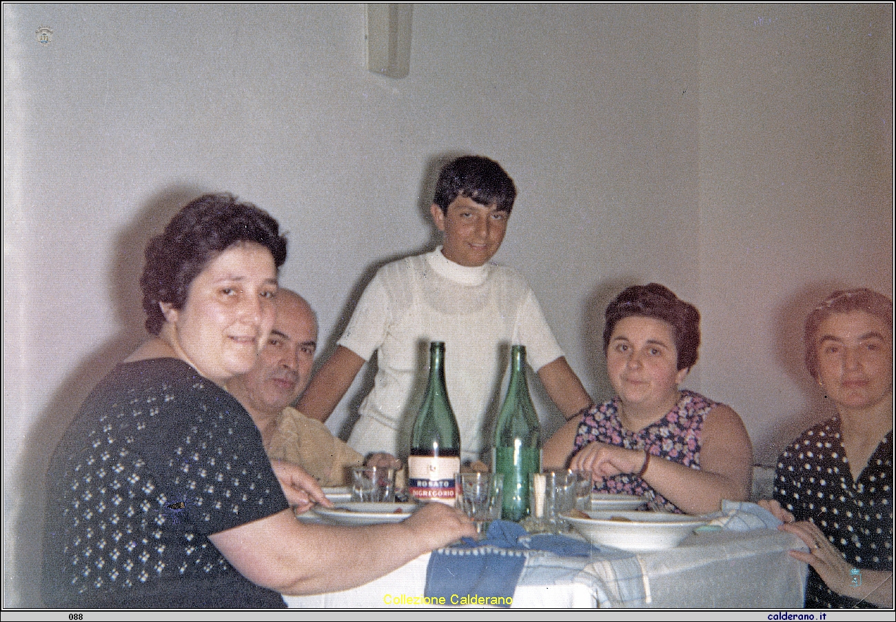 Mafalda Salvato, Gigino e Umbertino Avigliano, Rosalina Gambardella e Carmela Zietta Avigliano.jpeg