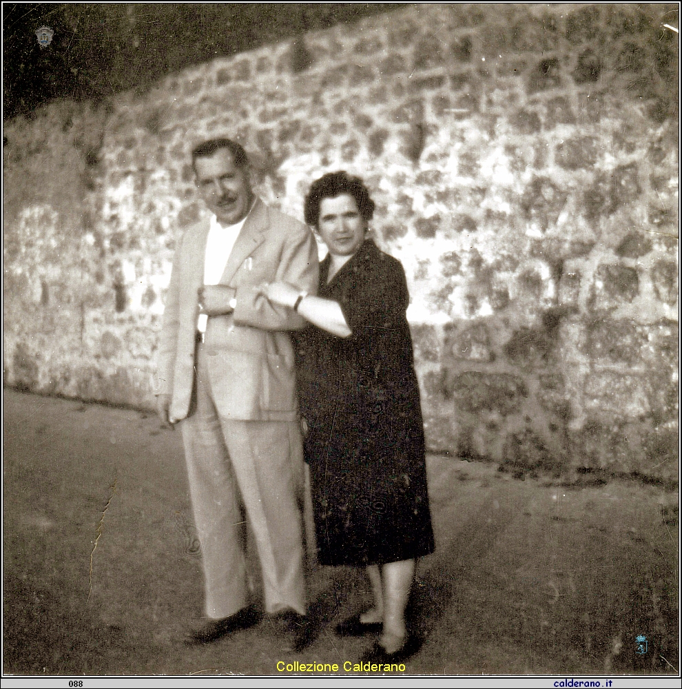 Papa' e Mamma fotografati con la mia prima macchina fotografica e il primo rullino.jpeg