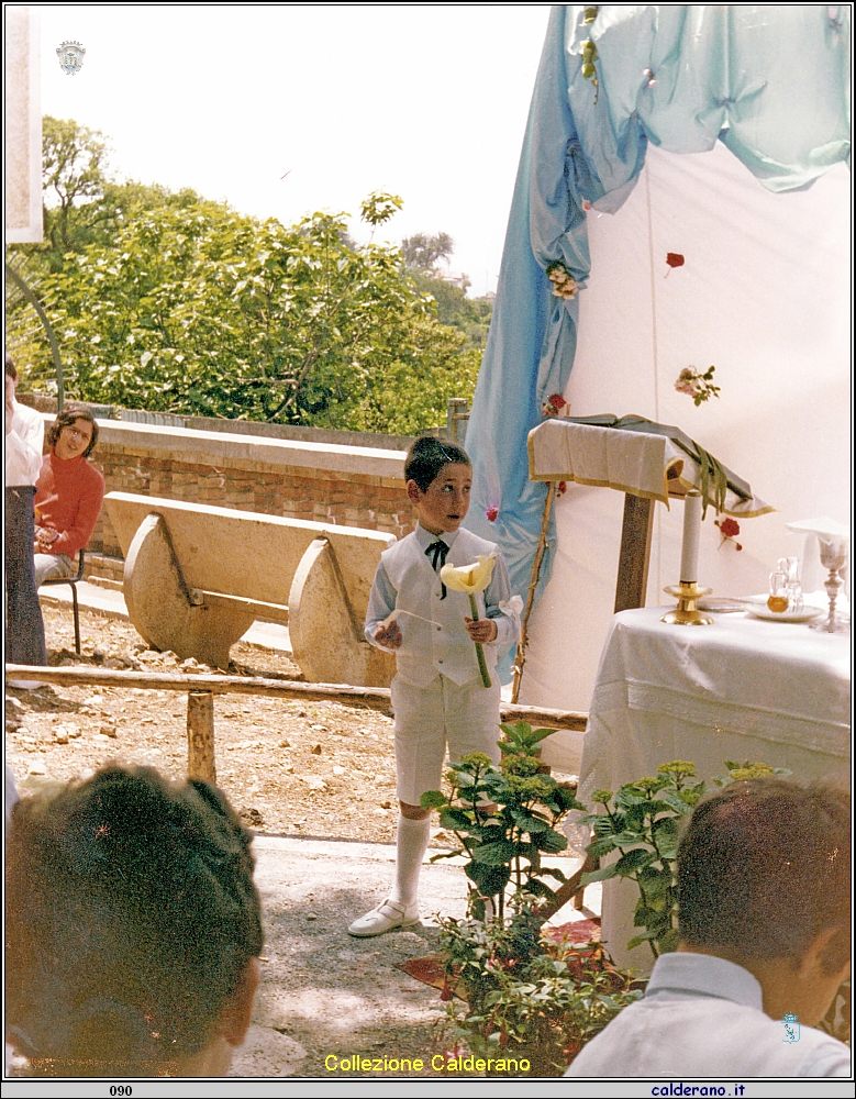 Prime Comunioni nella Colonia di Fiumicello con S.E. il Vescovo Federico Pezzullo - 1975.jpeg