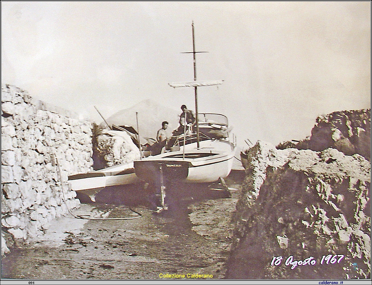 Alaggio di una barca alla Darsena 1967.jpg