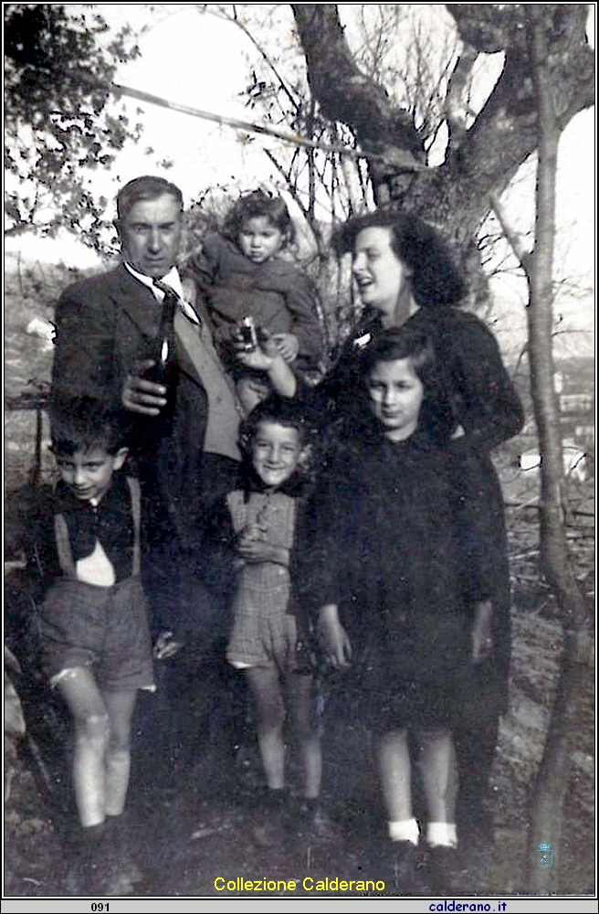 Luigi Liberatore con la moglie Francesca e i figli Mariella, Toto', Franco e Fernanda.jpg