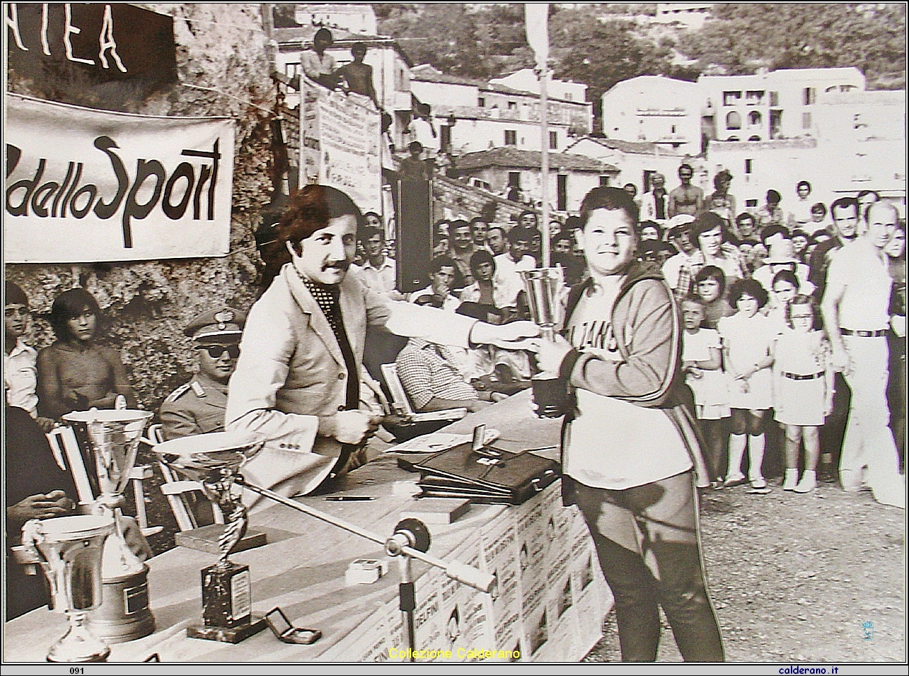 Mario Di Trani assessore al Turismo premia alla gara di nuoto 1972.jpg