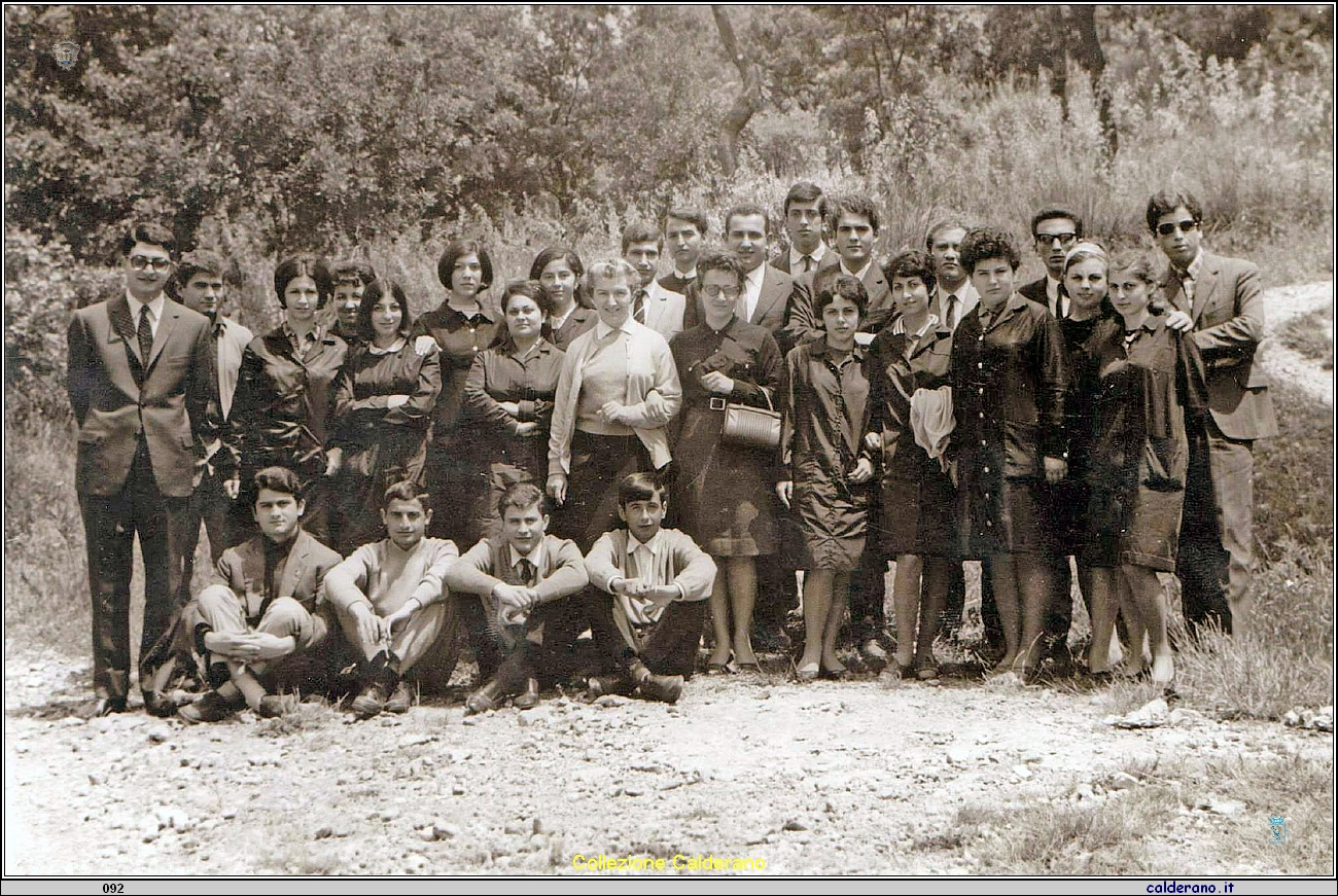 Alunni dell'Istituto Magistrale con Elio Santoro, Letizia Labanchi e Anita Zammarrelli.jpg