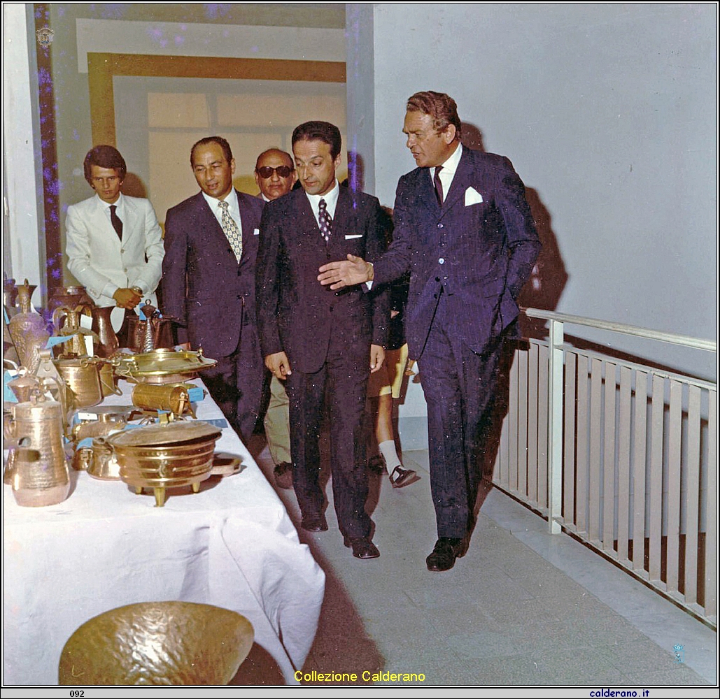 La Penta e Stefano Rivetti all'inaugurazione della Mostra Mercato nella Scuola Elementare.jpg