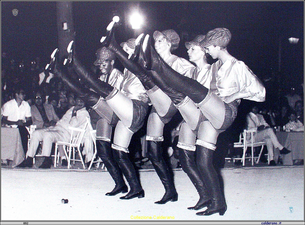 Lara Saint Paul e ile ballerine a Piazza del Gesu'.jpg