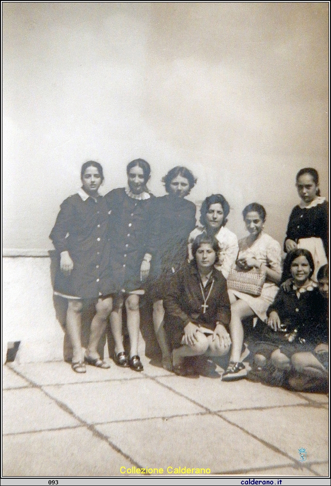 Marirosa Calderano con le studentesse dell'Istituto Professionale.jpg