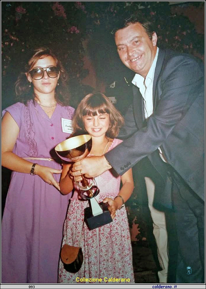 Mimmo Saverio Romei premia la vincitrice.jpg