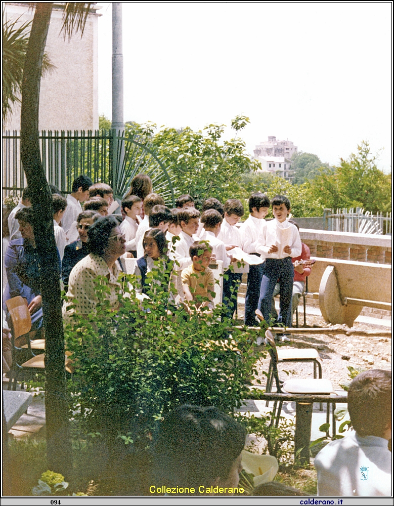 I ragazzi dedlla Colonia di Fiumicello pronti per la Prima Comunione - 1975.jpeg