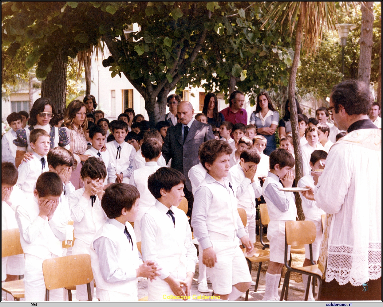 I ragazzi della Colonia di Fiumicello che ricevono la Prima Comunione - 1975.jpeg
