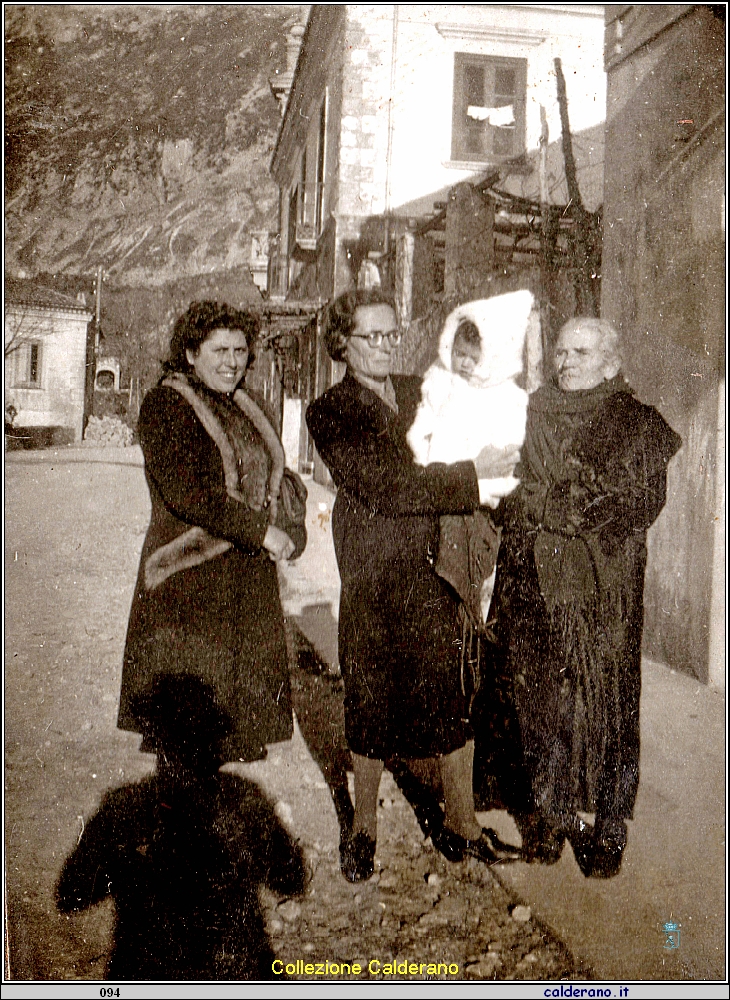 Petronilla Calderano con Guglielmina e Cristina D'Orlando e la Nonna.jpeg