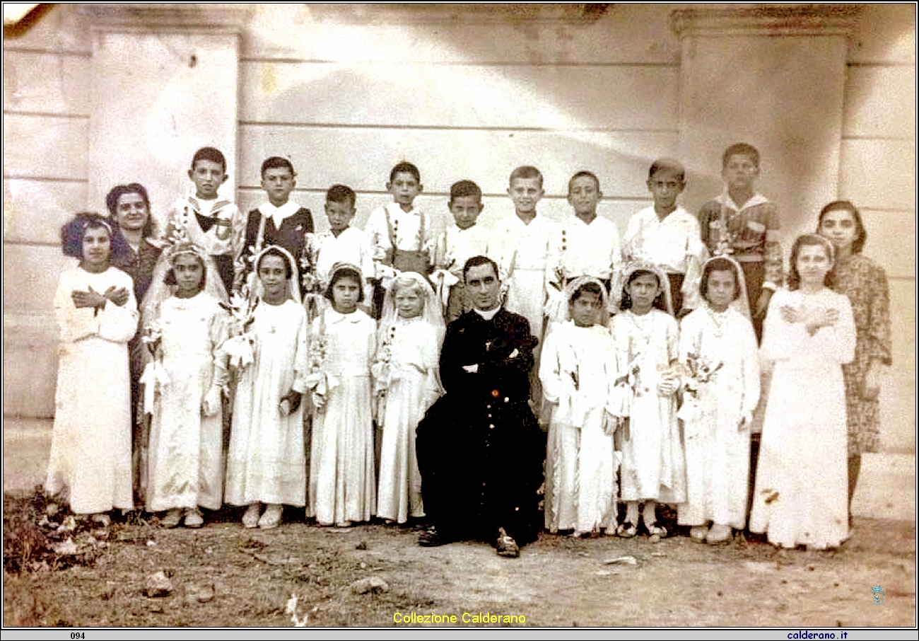 Prime Comunioni con l'Arciptrte Santoro - anni '40.jpg