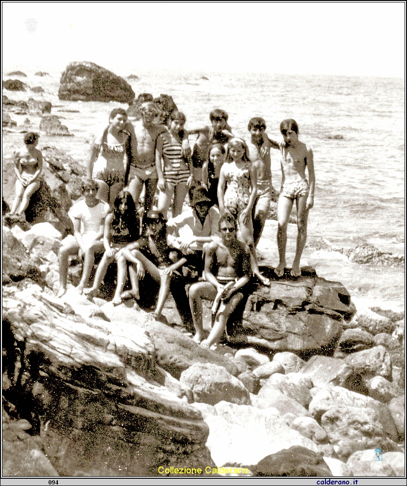 Ragazzi sugli scogli a Fiumicello.jpeg