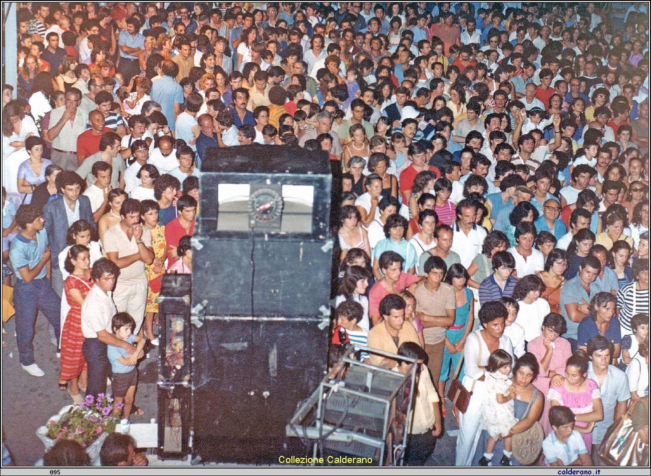 Il pubblico nel Concerto in Piazza Buraglia di Fausto Leali - 1981 10.jpeg